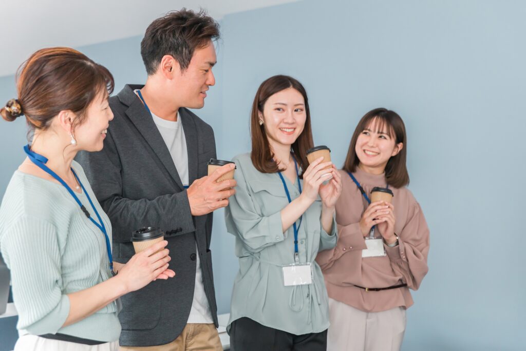 グループで話す男女